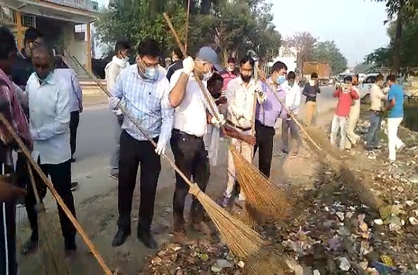 बाराबंकी: गांधी जयंती पर स्वच्छता अभियान, अधिकारियों ने की तहसील परिसर की सफाई