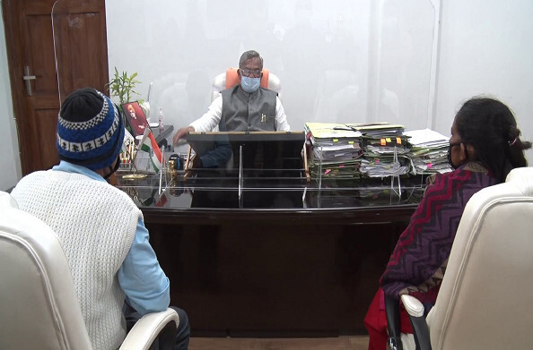 देहरादून: दिल्ली गैंगरेप पीड़िता के परिजनों से मिले सीएम, कानूनी लड़ाई में दिया मदद का आश्वासन