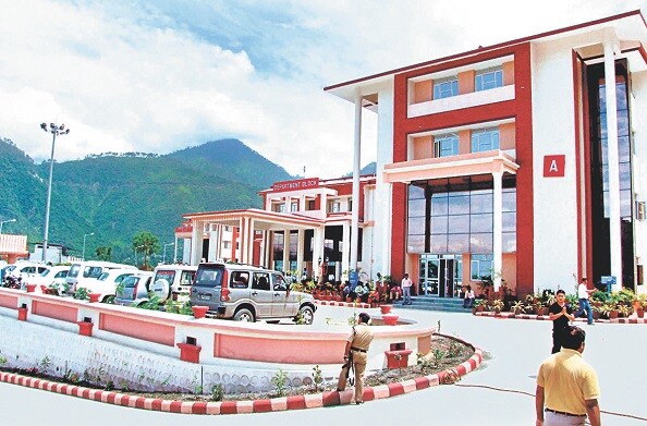 श्रीनगर मेडिकल कॉलेज स्पेसिलिटी सेंटर के रूप में होगा विकसित: CM त्रिवेंद्र
