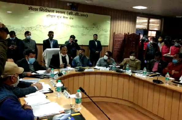 केंद्रीय मंत्री रमेश पोखरियाल निशंक सीसीआर में हुई बैठक में पेयजल अफसरों पर जमकर बरसे