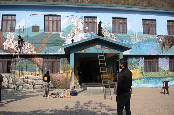 रूद्रप्रयाग: वन विभाग के कार्यालय में वॉल पेंटिंग बनी लोगों के आकर्षण का केंद्र