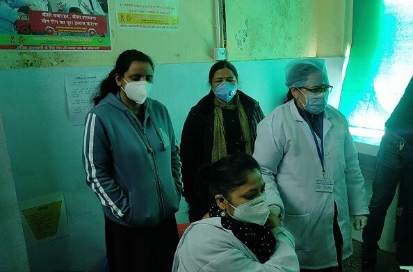 टिहरी: जिला चिकित्सालय बौराड़ी और एसडीएच नरेंद्रनगर से डीएम की मौजूदगी में शुरु हुआ कोरोना का टीकाकरण