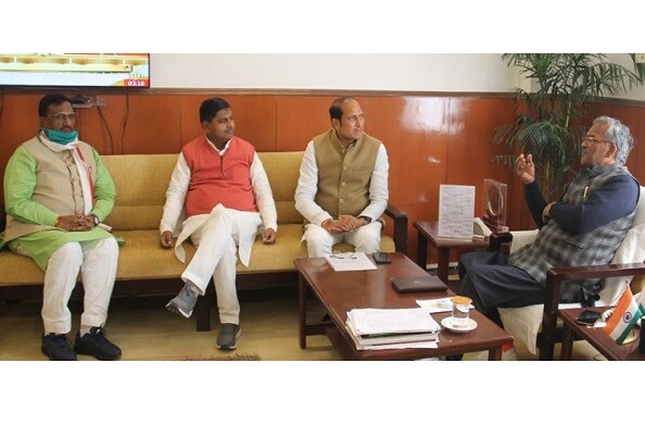 मुख्यमंत्री त्रिवेंद्र सिंह रावत से मिले यूपी के तीन मंत्री, चमोली आपदा को लेकर की चर्चा