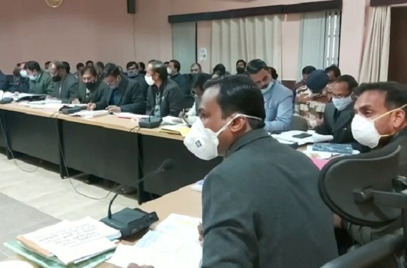 पिथौरागढ़: जिलाधिकारी विजय कुमार जोगदंडे ने समीक्षा बैठक में अधिकारियों को लगाई फटकार