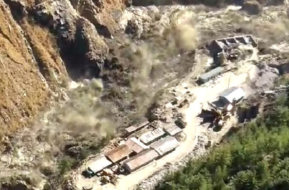 चमोली में ग्लेशियर टूटा, 150 लोगों के मारे जाने की आशंका