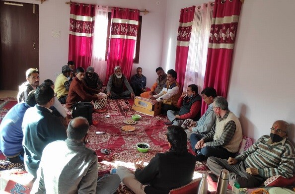 पिथौरागढ़: टकाना में विकास विभाग में कार्यरत लेखाकार महेश पंत के आवास में बैठकी होली आयोजन