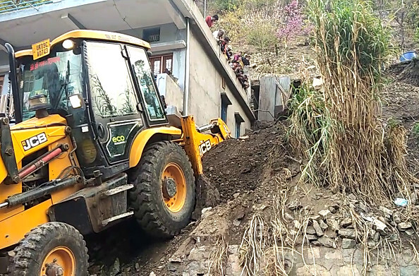 घनसाली: घर के किनारे से मलबा हटाने के दौरान मलबे की चपेट में आने से 2 नेपाली मजदूरों की मौत