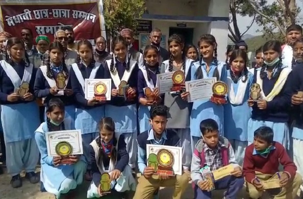 नरेनद्रनगर के सुदूरवर्ती ग्रामीण इलाके में स्थित राजकीय इंटरमीडिएट कॉलेज बेरनी में मेधावी छात्र-छात्राओं को किया गया सम्मानित