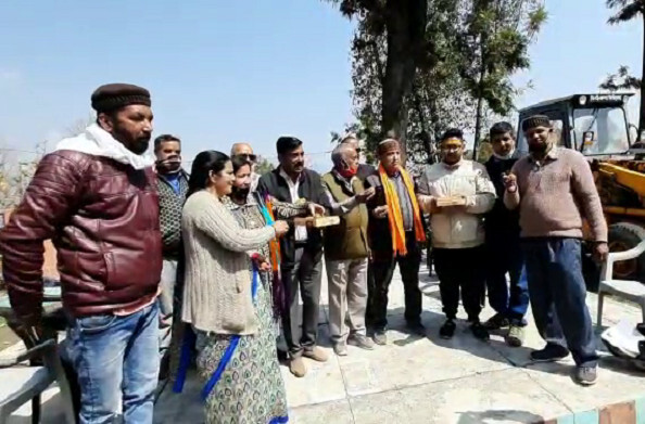 बेरीनाग: डीडीहाट विधायक बिशन सिंह चुफाल को कैबिनेट मंत्री बनाए जाने पर कार्यकर्ताओं ने बांटी मिठाई