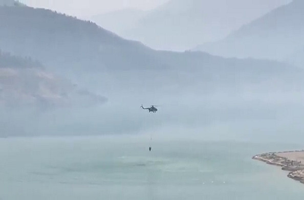 प्रदेश में हेलीकॉप्टर आग बुझाने में लगे, टिहरी झील से पानी भरकर आग बुझाने में लगा हेलीकॉप्टर