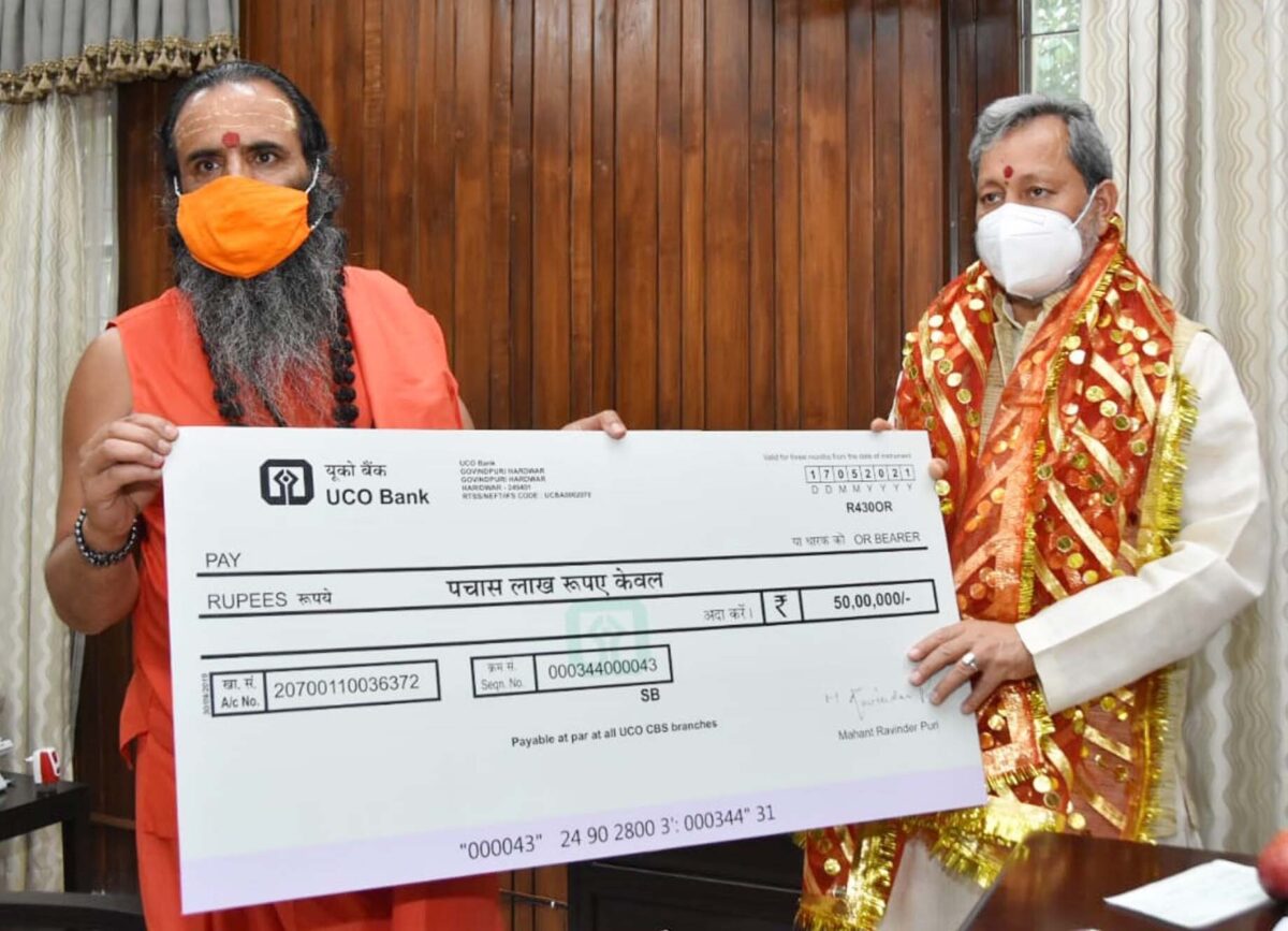 महंत रविंद्र पुरी ने कोविड की लङाई में दिया सहयोग, सीएम रावत को किया 50 लाख रुपए का चेक भेंट