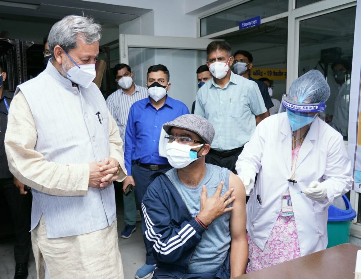 सीएम तीरथ रावत ने किया सचिवालय में चल रहे कोविड टीकाकरण कैम्प का मुआयना