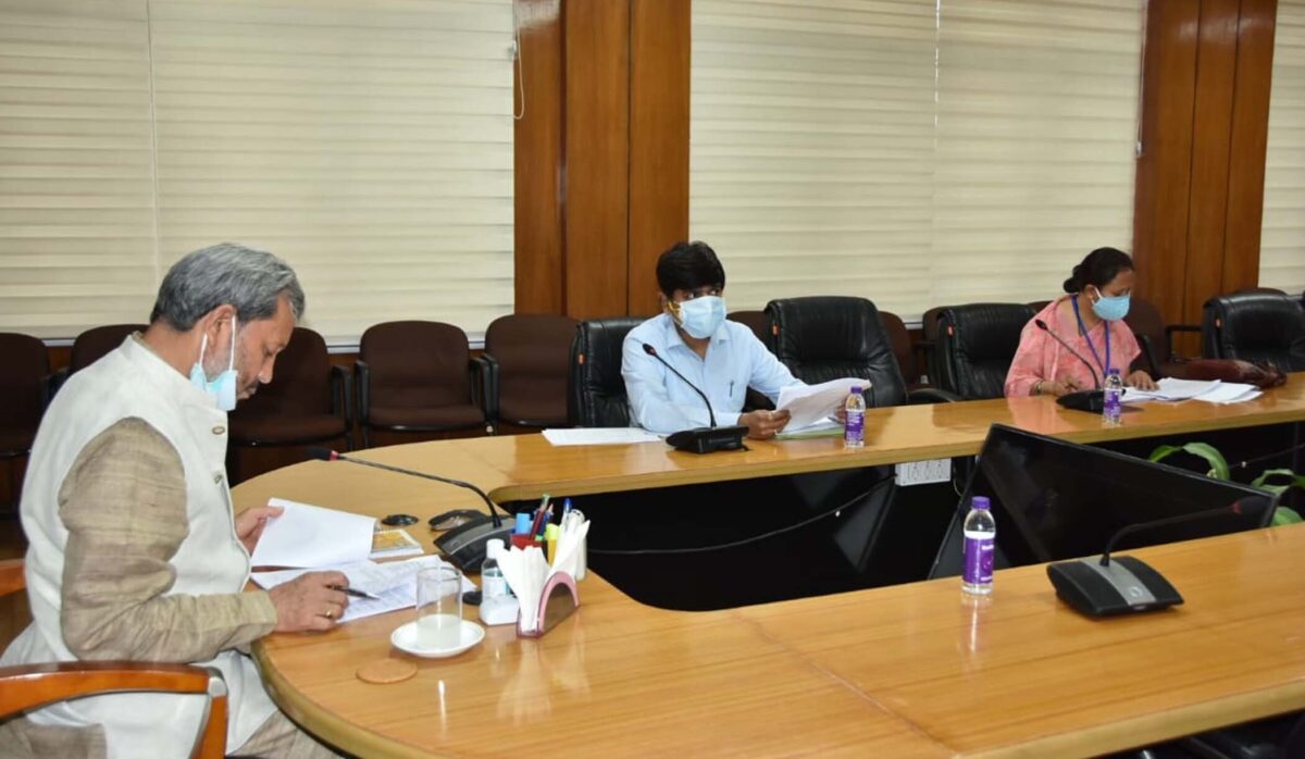 मुख्यमंत्री तीरथ सिंह रावत ने की सचिवालय में सिंचाई विभाग एवं शिक्षा विभाग की समीक्षा