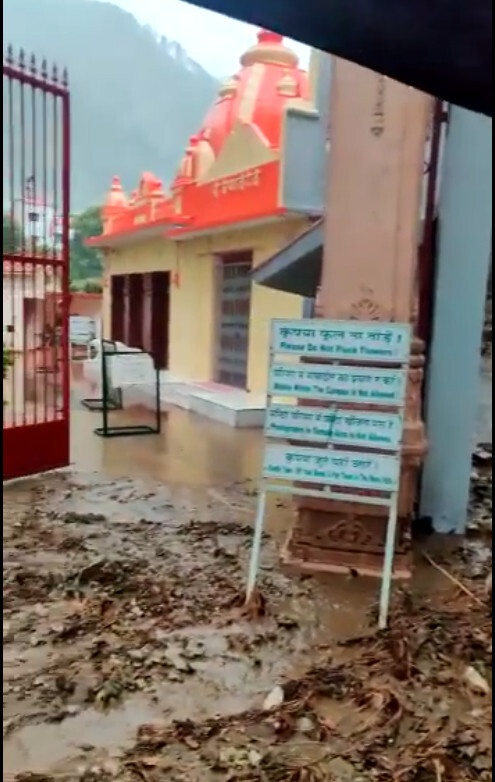 कैंची धाम और रामगढ़ में बादल फटने से हड़कंप,मंदिर परिसर को बड़ा नुकसान