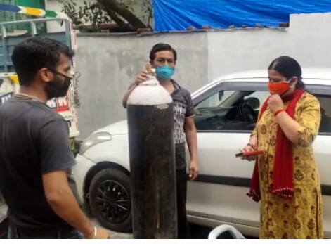 बीजेपी नेता और पार्षद कमली भट्ट कोरोना काल में कर रही लोगों की मदद,घर-घर दे रही ऑक्सीजन सिलेंडर