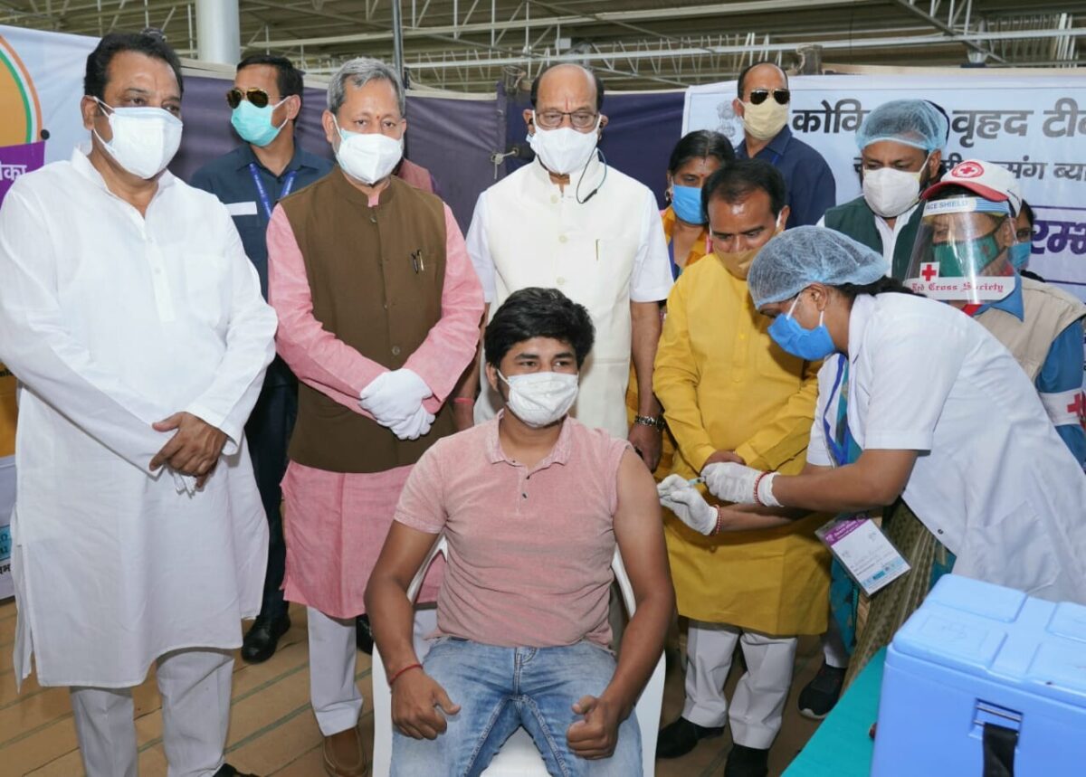 मुख्यमंत्री तीरथ सिंह रावत ने किया 18 से 44 वर्ष के लोगों के टीकाकरण अभियान का विधिवत शुभारंभ