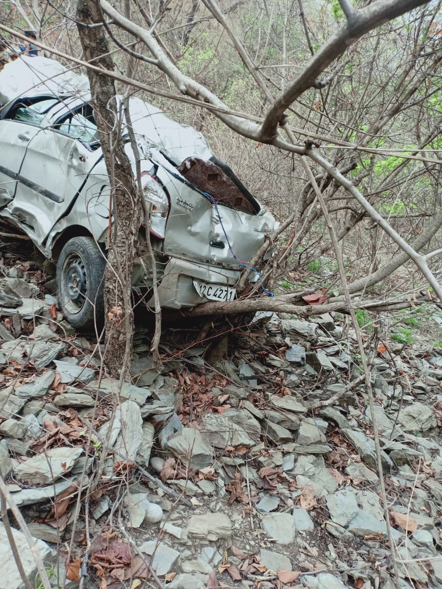 देवप्रयाग राष्ट्रीय राजमार्ग पर हादसा 200  मीटर गहरी खाई में गिरी कार ,अध्यापक दंपति की मौके पर मौत