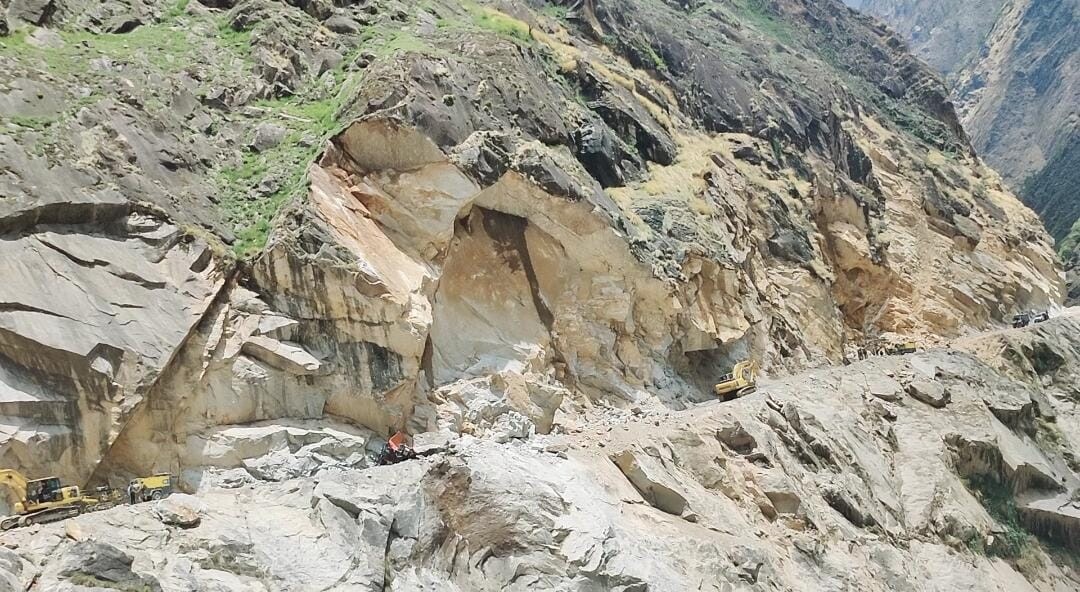 धारचूला के लिपूलेख सडक मार्ग में गरबा धार के पास चट्टान खिसकने से 3 लोगों की मौत