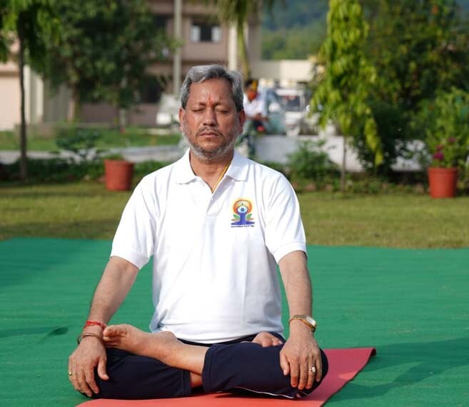 मुख्यमंत्री तीरथ सिंह रावत ने अंतरराष्ट्रीय योग दिवस के अवसर पर उत्तराखण्ड आयुर्वेदिक विश्व विद्यालय परिसर में किया योगाभ्यास