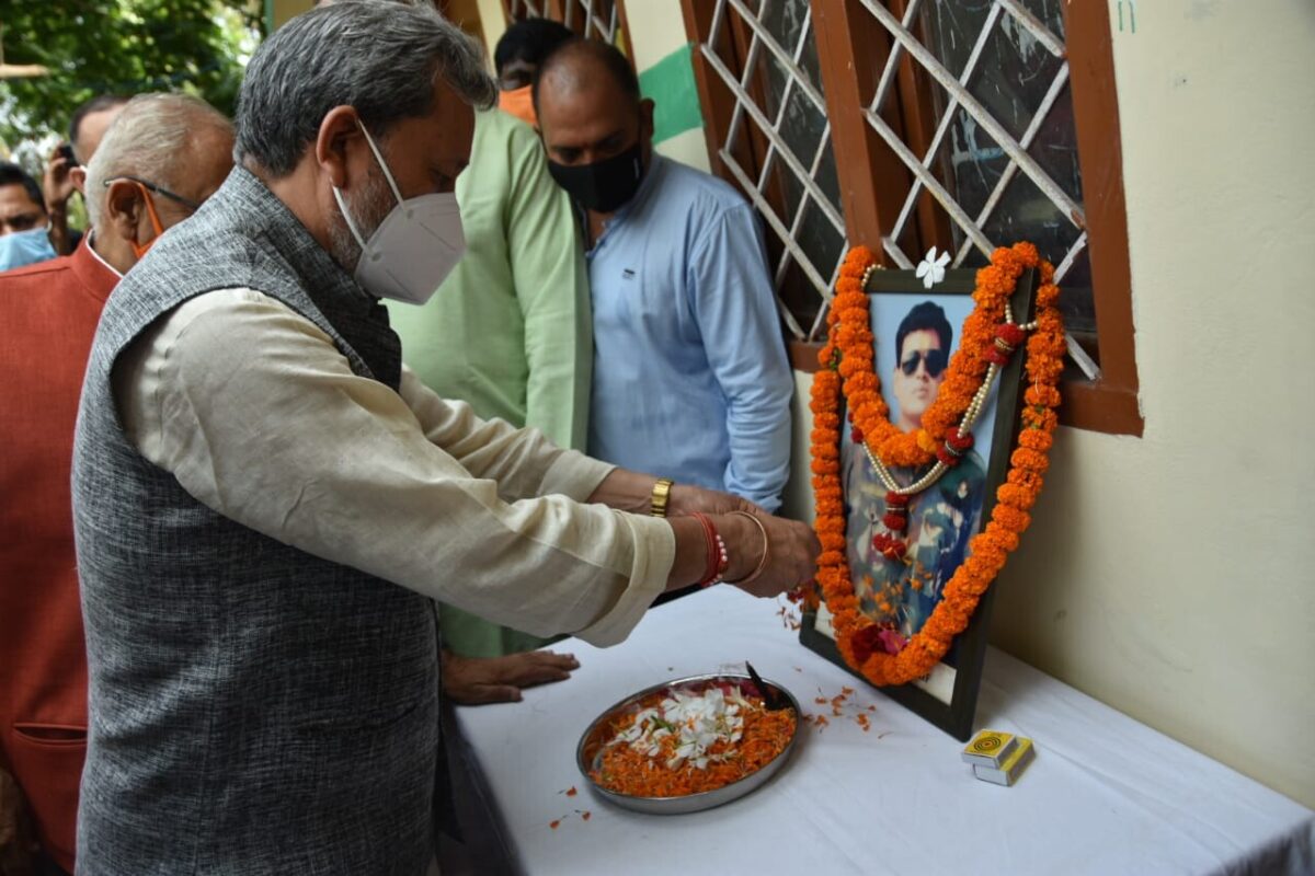 मुख्यमंत्री तीरथ सिंह रावत ने शहीद मेजर विवेक गुप्ता को दी श्रद्धांजलि