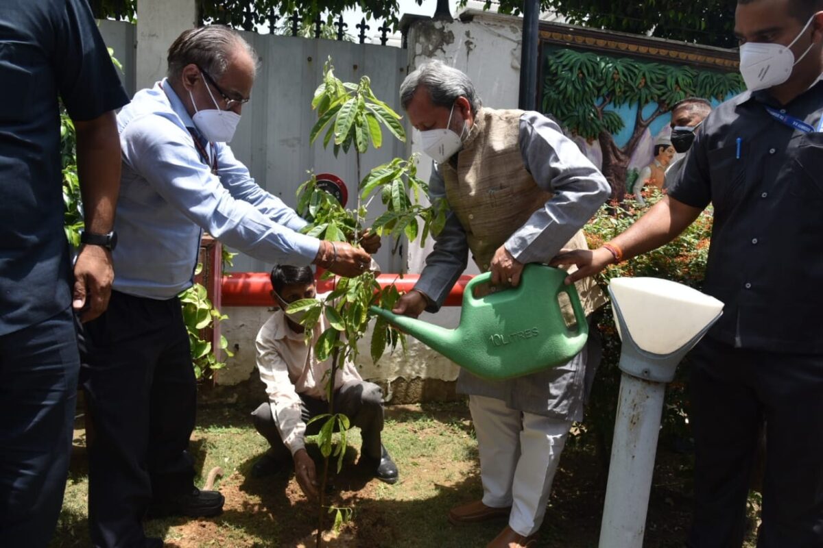 मुख्यमंत्री तीरथ सिंह रावत ने विश्व पर्यावरण दिवस के अवसर पर नई दिल्ली स्थित उत्तराखण्ड सदन के प्रांगण पर किया वृक्षारोपण