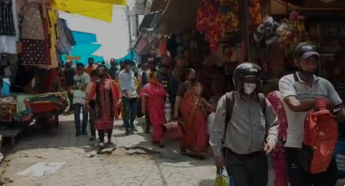 पिथौरागढ़ : कर्फ्यू में ढ़ील के बाद बाजार में लगी लोगों की भीड़