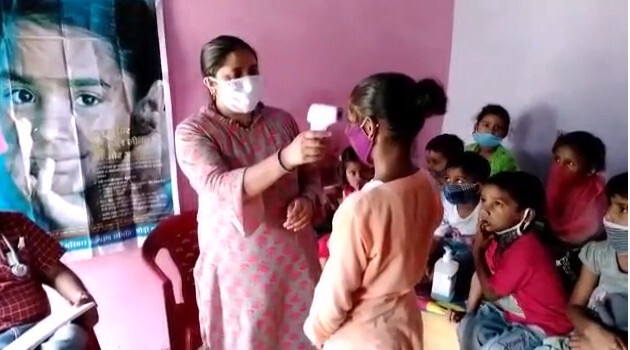 कोरोना की तीसरी लहर से बच्चों को बचाने के पौड़ी में स्वास्थ्य विभाग कर रहा बच्चो का स्वास्थ परीक्षण