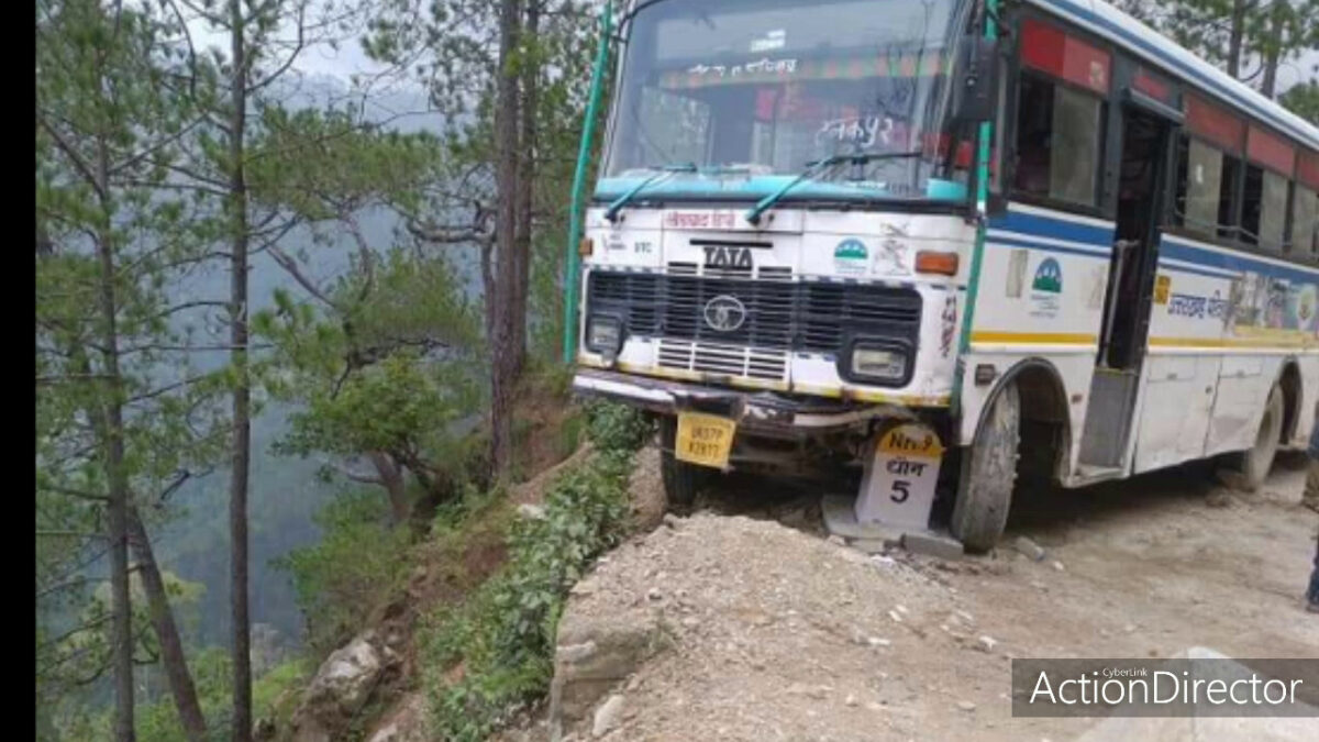 चम्पावत : लोहाघाट से रुदपुर जा रही रोडवेज की बस में बड़ा हादसा होने से बचा ,पहाड़ी से गिर रहे बोल्डर से जा सकती थी कई लोगों की जान