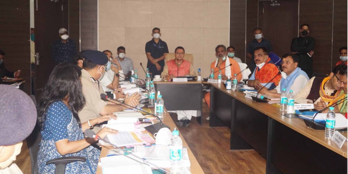 मुख्यमंत्री पुष्कर सिंह धामी ने अधिकारियों के साथ विकास कार्यों की समीक्षा बैठक की