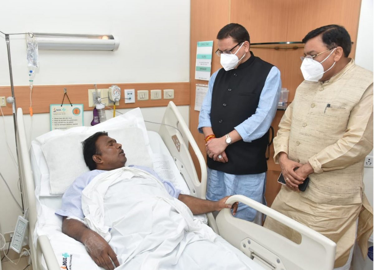 देहरादून- देशराज कर्णवाल से अस्पताल में मिलने पहुंचे मुख्यमंत्री पुष्कर सिंह धामी