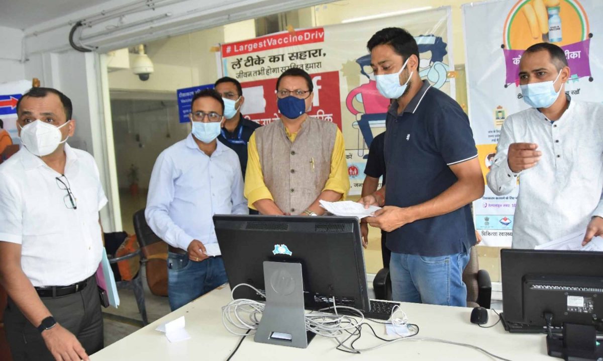 मुख्यमंत्री पुष्कर सिंह धामी ने सचिवालय में चल रहे कोविड टीकाकरण कैंप का निरीक्षण किया