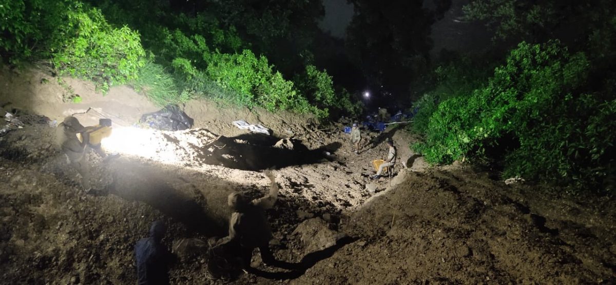 टिहरी- देवप्रयाग में कोहरे के कारण डेढ़ सौ मीटर गहरी खाई में गिरा ट्रक, 3 घायल