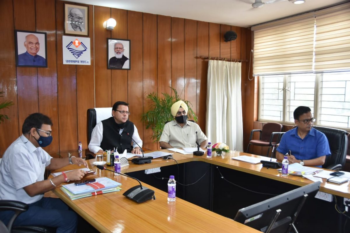 मुख्यमंत्री पुष्कर सिंह धामी ने सड़क कनेक्टिविटी से संबंधित विभागों की समीक्षा की