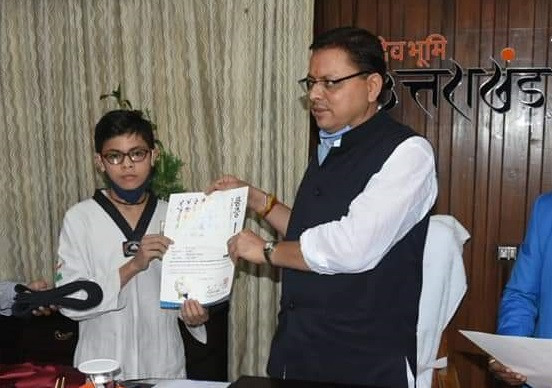 देहरादून में सीएम पुष्कर सिंह धामी ने ताइक्वांडो खिलाड़ियों को प्रमाण पत्र प्रदान किए