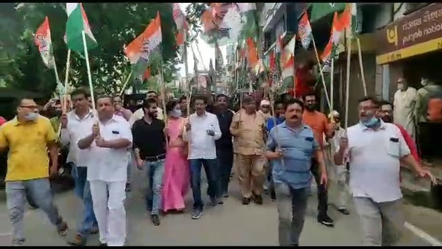 अगस्त क्रांति के अवसर पर कांग्रेस कार्यकर्ताओं ने रानीखेत में निकाली तिरंगा यात्रा, राष्ट्रपिता महात्मा गांधी को किया याद