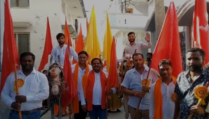 उधमसिंहनगर : सुल्तानपुर पट्टी में रामलीला कमेटी ने नगर में निकाली झंडा यात्रा , मंदिरों के पुराने ध्वज उतारकर नए ध्वज लगाए