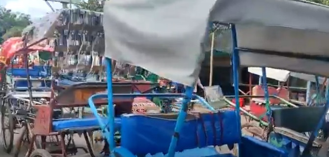 दो जून की रोटी कमाने वाले रिक्शा चालकों का हरिद्वार में जोरदार प्रदर्शन