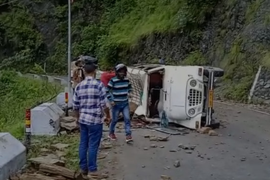 बड़ा हादसा : कालसी-चकराता मोटर मार्ग पर  पहाड़ी से गिरे बोल्डर की चपेट में मैक्स वाहन आया , 8 लोग घायल , दो की हालत नाजुक