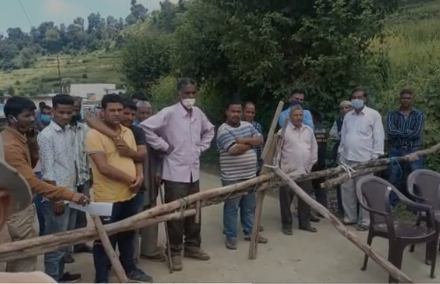 टिहरी : लोक निर्माण विभाग की अनियमितता व कार्यप्रणाली से तंग आकर ग्रामीणों ने किया चक्का जाम
