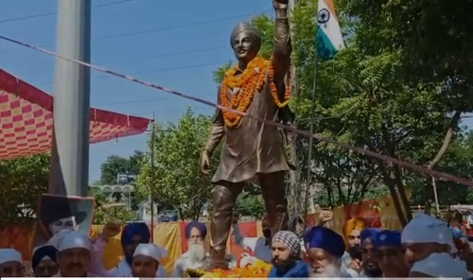 हरिद्वार : उत्तरांचल पंजाबी महासभा ने भगत सिंह चौक पर भगत सिंह की मूर्ति पर माल्यार्पण कर दी श्रद्धांजलि
