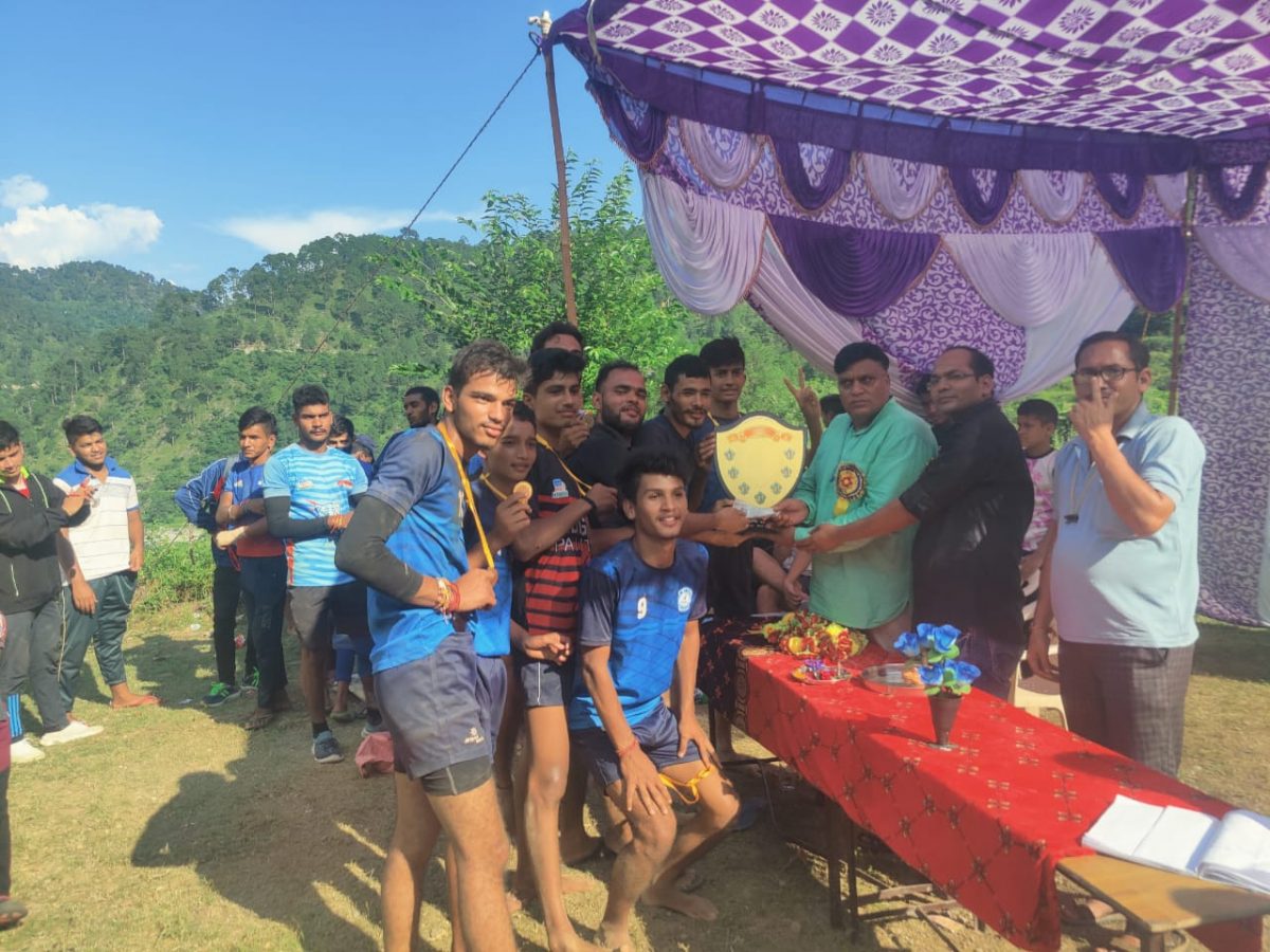 जखोली : तुनेटा भरदार में आयोजित कबड्डी प्रतियोगिता के फाइनल मुकाबले में चौरास की टीम विजयी