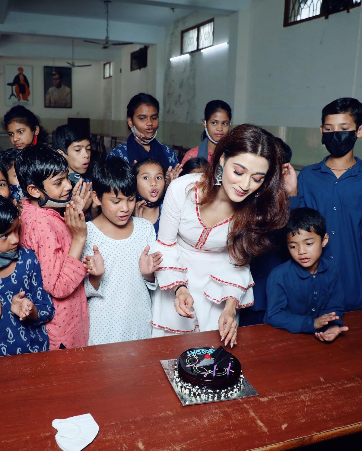 एक्टर व सामाजिक कार्यकर्त्ता आरुषि निशंक ने आश्रम में अनाथ बच्चों के साथ मनाया अपना जन्मदिन