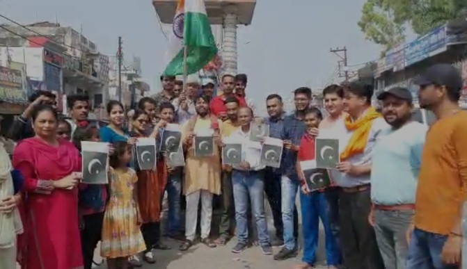 बाजपुर : विश्व हिंदू परिषद के कार्यकर्ताओं ने जलाया पाकिस्तान का झंडा