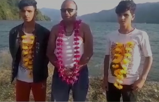 गर्व का पल : मोटना के त्रिलोक ने दो बेटों संग टिहरी झील में 12 किलोमीटर तैर कर बनाया रिकॉर्ड