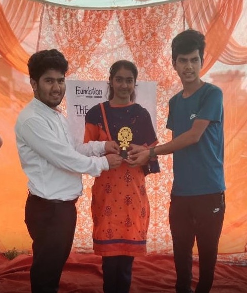 कैंसर से लड़ने वाली हर्षिता ने जीता साल की सर्वश्रेष्ठ छात्रा का पुरस्कार