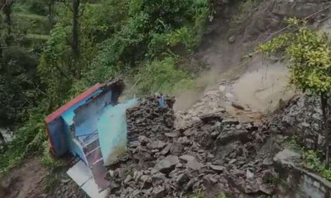 आफत की बारिश : सिमलसैण में बारिश के चलते मकान हुआ क्षतिग्रस्त ,देखें वीडियो