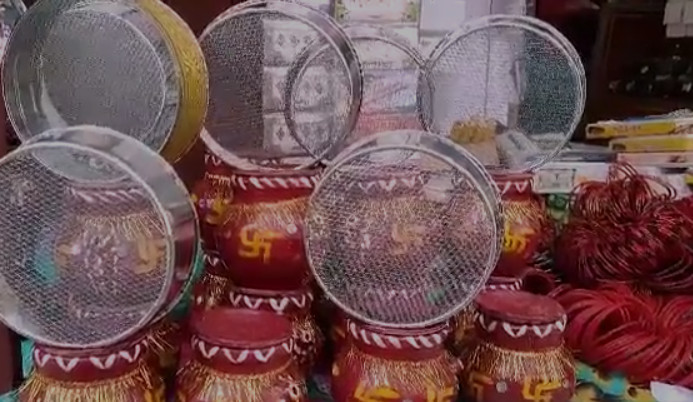 करवाचौथ व्रत  : बाजारों में दिखी रौनक , महिलाओं ने की जमकर खरीददारी