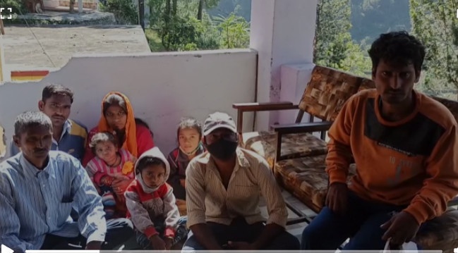 थराली : खंड विकास कार्यालय में धरने पर बैठा गरीब परिवार, पीएम आवास योजना की सूची से हटाया गया नाम