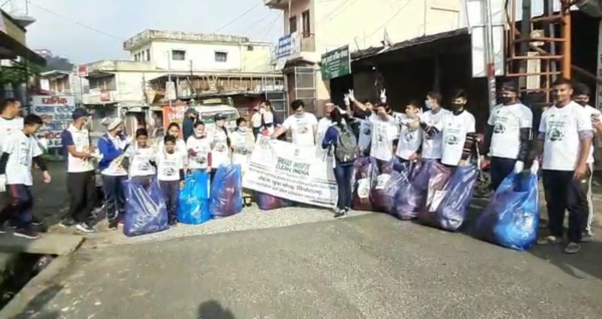 बेरीनाग- युवा स्वयंसेवकों द्वारा नगर में चलाया गया सफाई अभियान