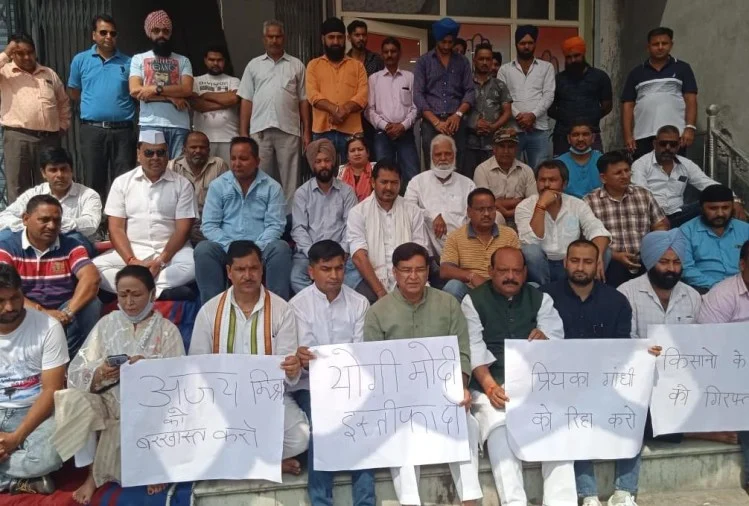 देहरादून : लखीमपुर खीरी हिंसा के विरोध में कांग्रेस कार्यकर्त्ताओं ने मौन व्रत रखा, नेता प्रतिपक्ष भी हुए शामिल